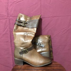 Women’s boots size 10